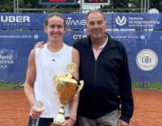 Turniersiegerin Nikola Bartunkova mit Turnierdirektor Thomas Bürkle