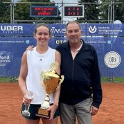 Turniersiegerin Nikola Bartunkova mit Turnierdirektor Thomas Bürkle