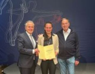 Vicky Pohle mit dem Stuttgarter Oberbürgermeister Dr. Frank Nopper und Waldau- Geschäftsführer Thomas Bürkle bei der Stuttgarter Sportmeisterehrung 2025 nach dem Gewinn der Deutschen Jugendmeisterschaft im vergangenen Jahr.