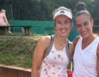 Die Teams des TEC Waldau Stuttgart und des DTV Hannover beim Gruppenfoto vor dem spannenden Spieltag.