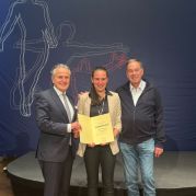 Vicky Pohle mit dem Stuttgarter Oberbürgermeister Dr. Frank Nopper und Waldau- Geschäftsführer Thomas Bürkle bei der Stuttgarter Sportmeisterehrung 2025 nach dem Gewinn der Deutschen Jugendmeisterschaft im vergangenen Jahr.