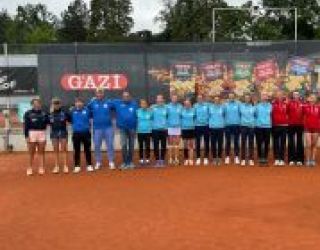 Die Teams des TEC Waldau Stuttgart und des DTV Hannover beim Gruppenfoto vor dem spannenden Spieltag.